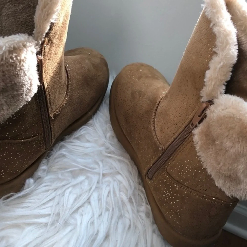 ROEBUCK & CO | Women’s Brown Ankle Height Boots + Gold Sparkle, Size 5.